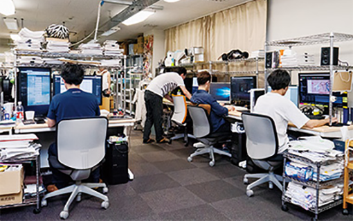 ほとんどのスタッフがデュアルディスプレイ環境で作業